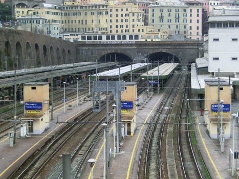 Genova Piazza Principe Railway Station : In the back, Traversata Nuova (on the left) and Traversata Vecchia Tunnels western portals