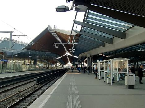 Amsterdam Bijlmer ArenA Station, railways (on the left)and metro platforms