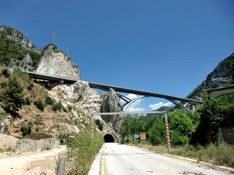 Bogenbrücke über die Valnerina