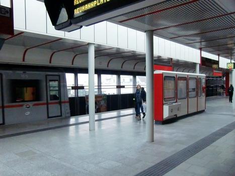 Rennbahnhweg Metro Station, platform