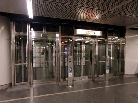 Stephansplatz Metro Station, lifts