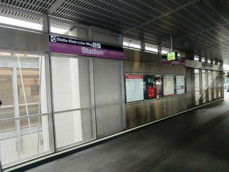 Stadion Metro Station, platform