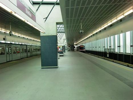 Stadlau Metro Station, platform