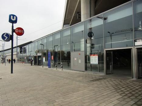 Stadlau Metro Station, access