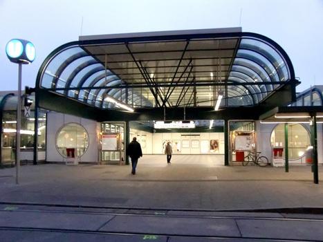 Schottenring Metro Station, access