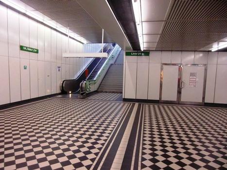 Heiligenstadt Metro Station, mezzanine