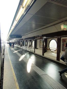 Alterlaa Metro Station, platform