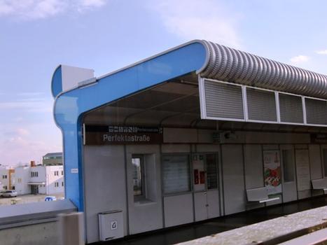 Perfektastraße Metro Station, platform