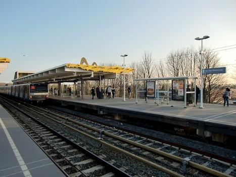 Van der Madeweg Metro Station, platform
