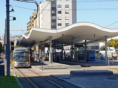Station de métro Don João II