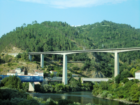 (from left to right), Os Peares railway Viaduct, Os Peares road viaduct and Rio Sil Bridge (Ponte Vella)