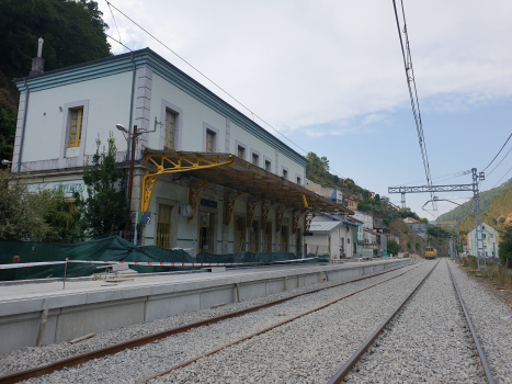 Os Peares Station