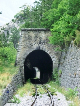 Scaffarels Gallery eastern portal:In the back is the 21 m-section destroyed in a landslide and the eastern portal of Scaffarels Tunnel