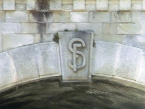 Fromentino Tunnel northern portal : Italian logo (FS, Ferrovie dello Stato) on the vault