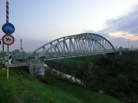 Eisenbahnbrücke über den Crostolo