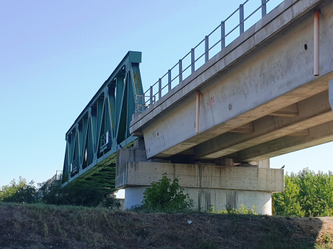 Eisenbahnbrücke über die Idrovia Ferrarese