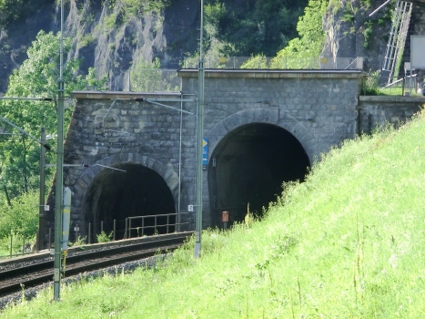 Oelberg Tunnel (on the left) and Fronalp Tunnel southern portals