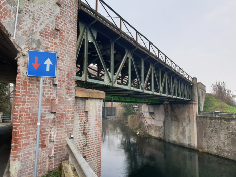 Eisenbahnbrücke über den Naviglio Langosco