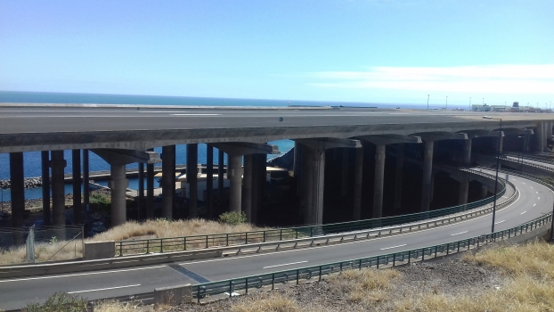 Landebahnbrücke am Flughafen Madeira