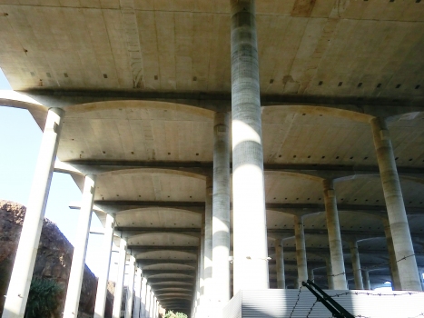 Pont de la piste d'atterissage de l'aéroport de Madère