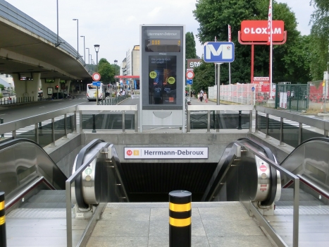 Herrmann-Debroux Metro Station access