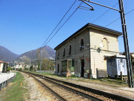 Lezza-Carpesino Station