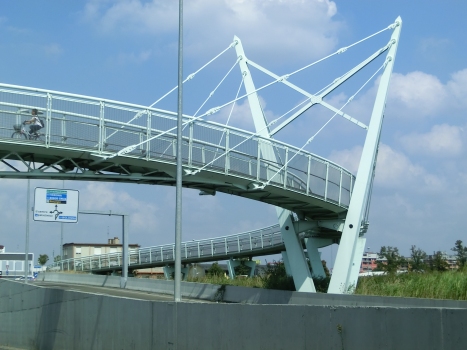 Geh- und Radwegbrücke über die Via Emilia Est