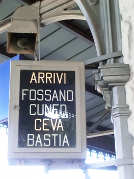 Mondovì Station, detail