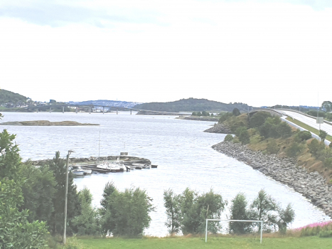 Åmøy Bridge and, on the right, Askjesundet Bridge