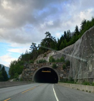 Bu Tunnel western portal