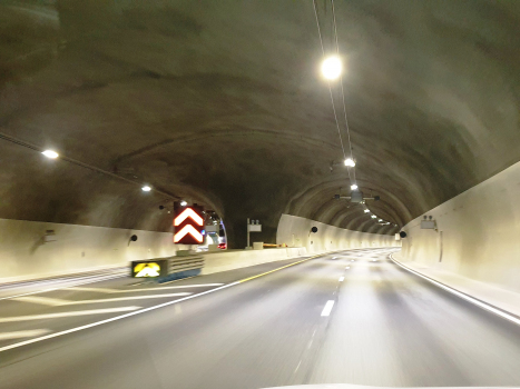 Rå Tunnel and, on the right, Sørås Tunnel westbound portal
