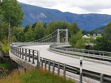 New and old Gulsvik Bridges
