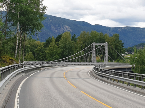New and old Gulsvik Bridges