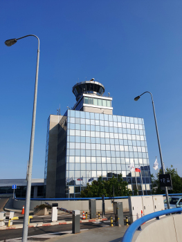 Kontrollturm am Flughafen Prag