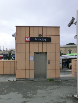 Principe Metro Station, lift