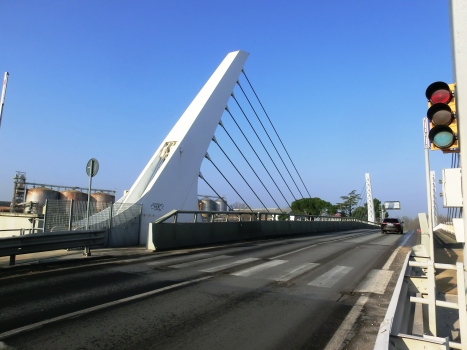 Klappbrücke über den Canale Candiano