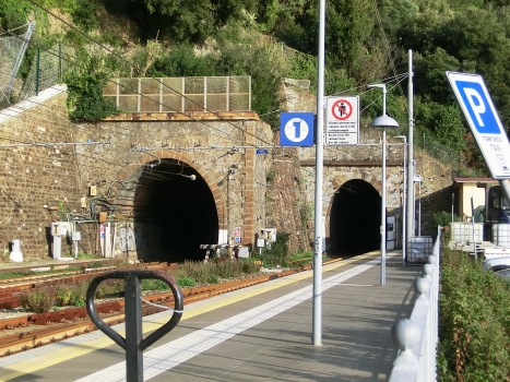 Cappuccini Tunnels: Cappuccini north tunnel (on the left) and Cappuccini south tunnel western portal in Monterosso Station