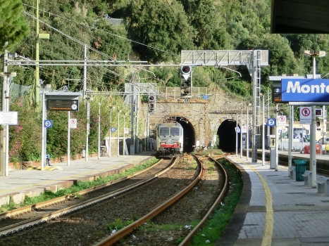 Cappuccini Tunnels : Cappuccini north tunnel (on the left) and Cappuccini south tunnel western portal in Monterosso Station