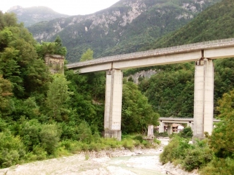 Dogna Viaduct : Visible on the left, shoulder of old truss bridge collapsed on September 16th 1968