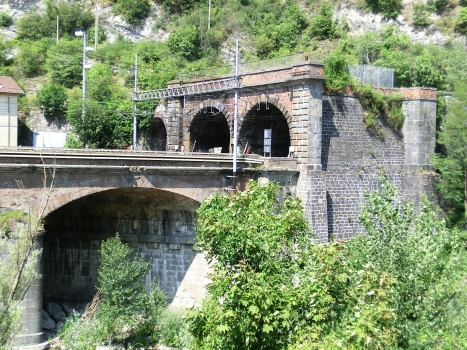 Ronco Scrivia Northern Bridge, Giacoboni Tunnel (on the left) and Villavecchia Tunnel southern portals
