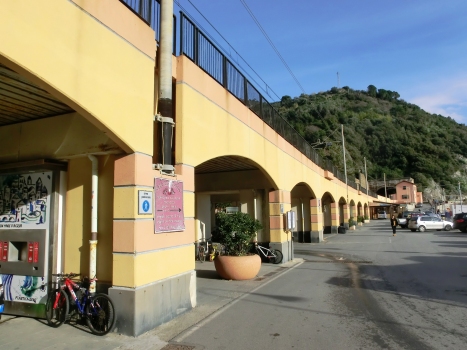 Monterosso Viaduct: Monterosso Viaduct and, at the end, Monterosso Ruvano north and south Tunnel shared northern portal