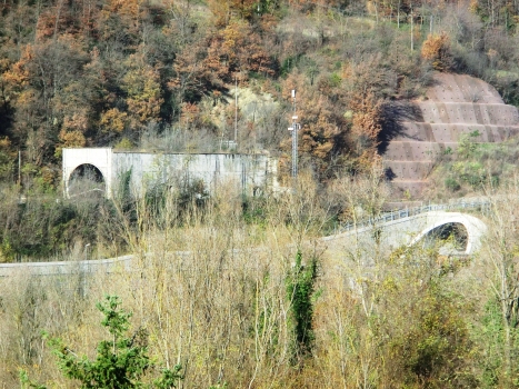 Pian dell'Asinello Tunnel (on the left) and Quercia Tunnel southern portals