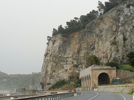 Porto Varigotti-Tunnel