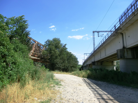 Tevere railroad Bridge (on the left) and Tevere HSL Viaduct