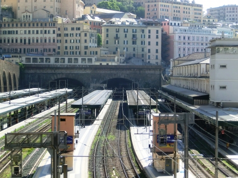 Traversata Tunnels : Traversata Nuova Tunnel (on the left) and Traversata Vecchia Tunnel western portals in Genova Piazza Principe Station