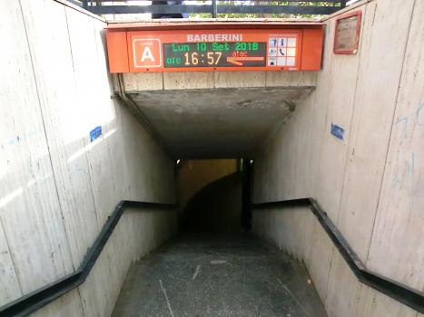 Metrobahnhof Barberini - Fontana di Trevi