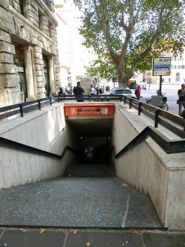 Barberini - Fontana di Trevi Metro Station, access