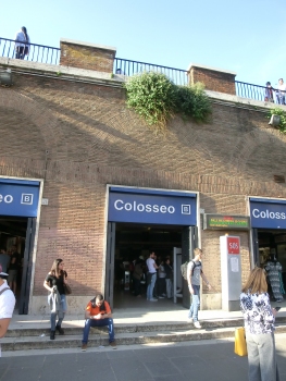 Colosseo Metro Station access