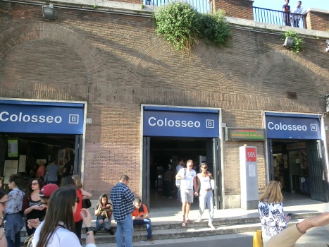Colosseo Metro Station access