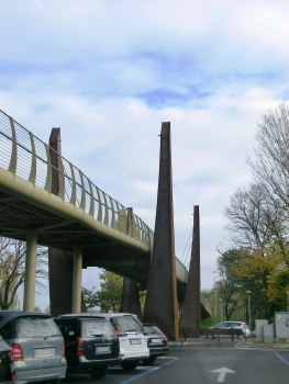 Geh- und Radwegbrücke über die Via Roma